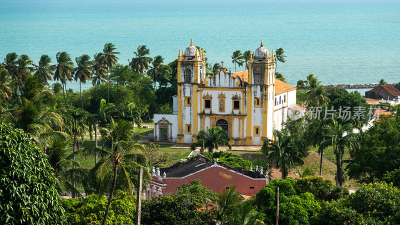 Igreja Nossa Senhora Do Carmo教堂被水和树木环绕